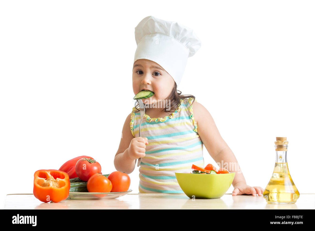 Koch Mädchen Zubereitung und Verkostung gesunden Lebensmittel auf weißem Hintergrund Stockfoto