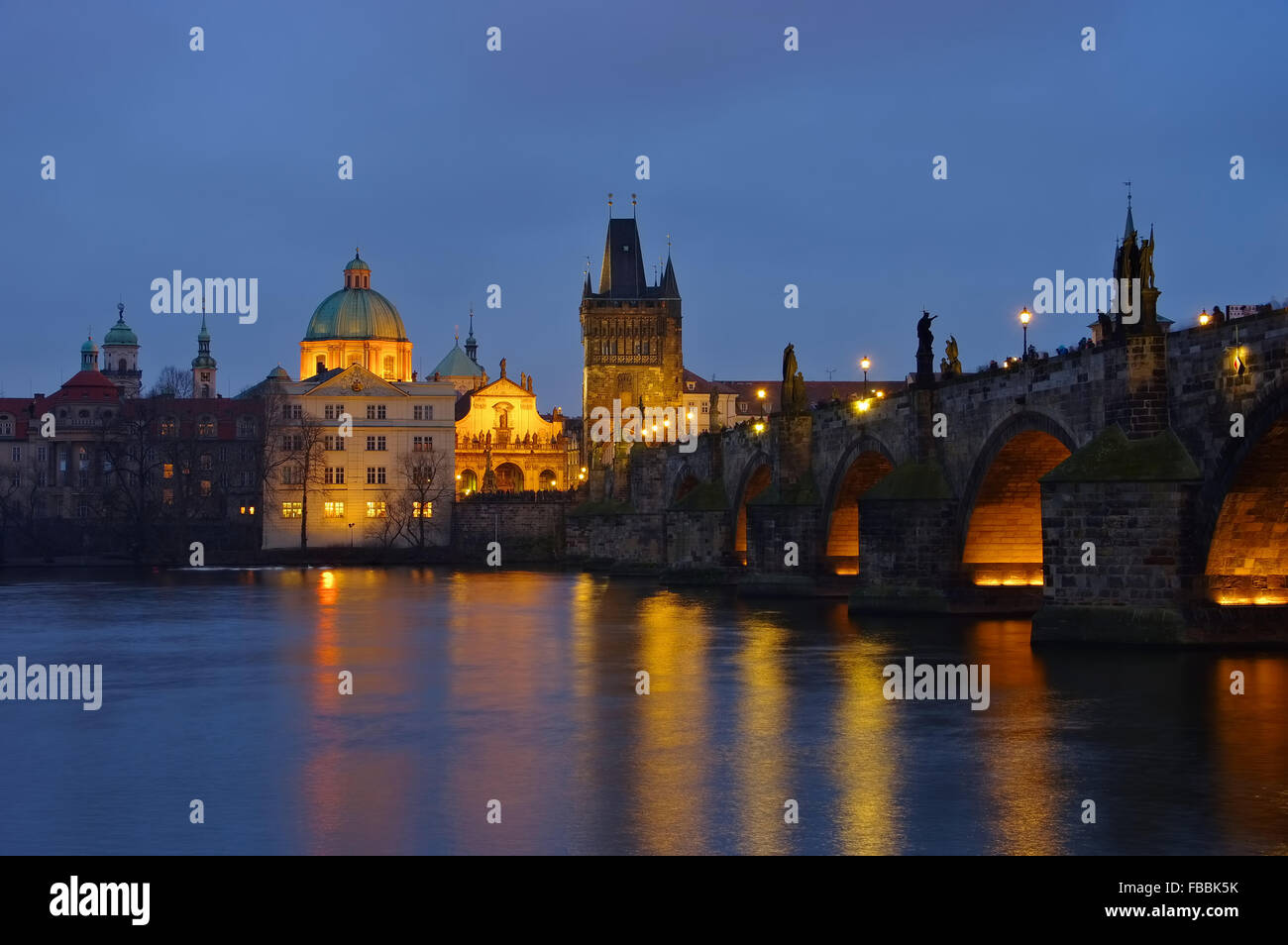 Prag Karlsbruecke Nacht - Prager Karlsbrücke bei Nacht 01 Stockfoto