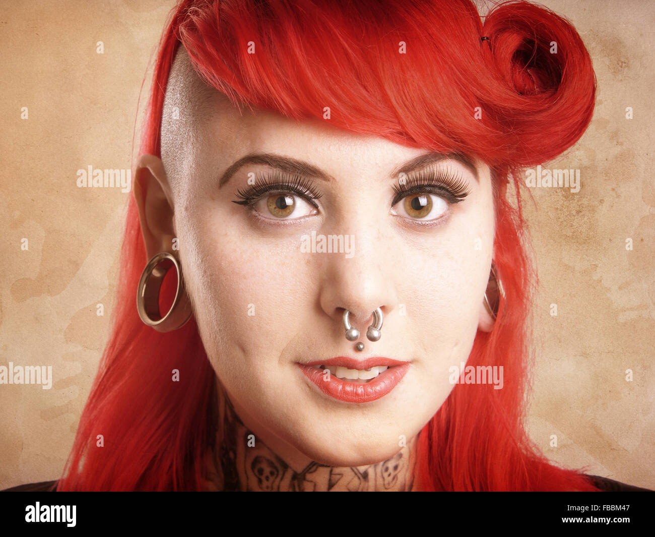 Mädchen mit Piercings und tattoos Stockfoto