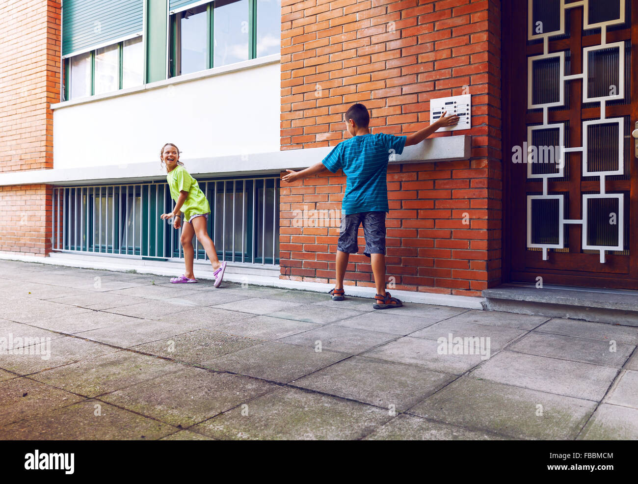 Kinder Klingeln Und Weglaufen Stockfotografie Alamy