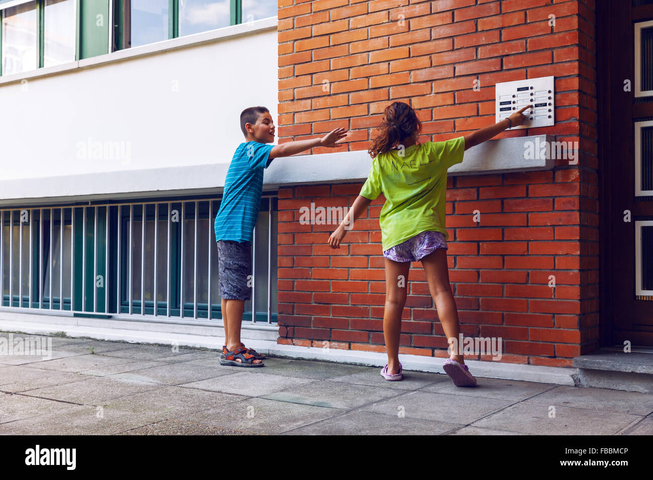 Kinder Klingeln Und Weglaufen Stockfotografie Alamy