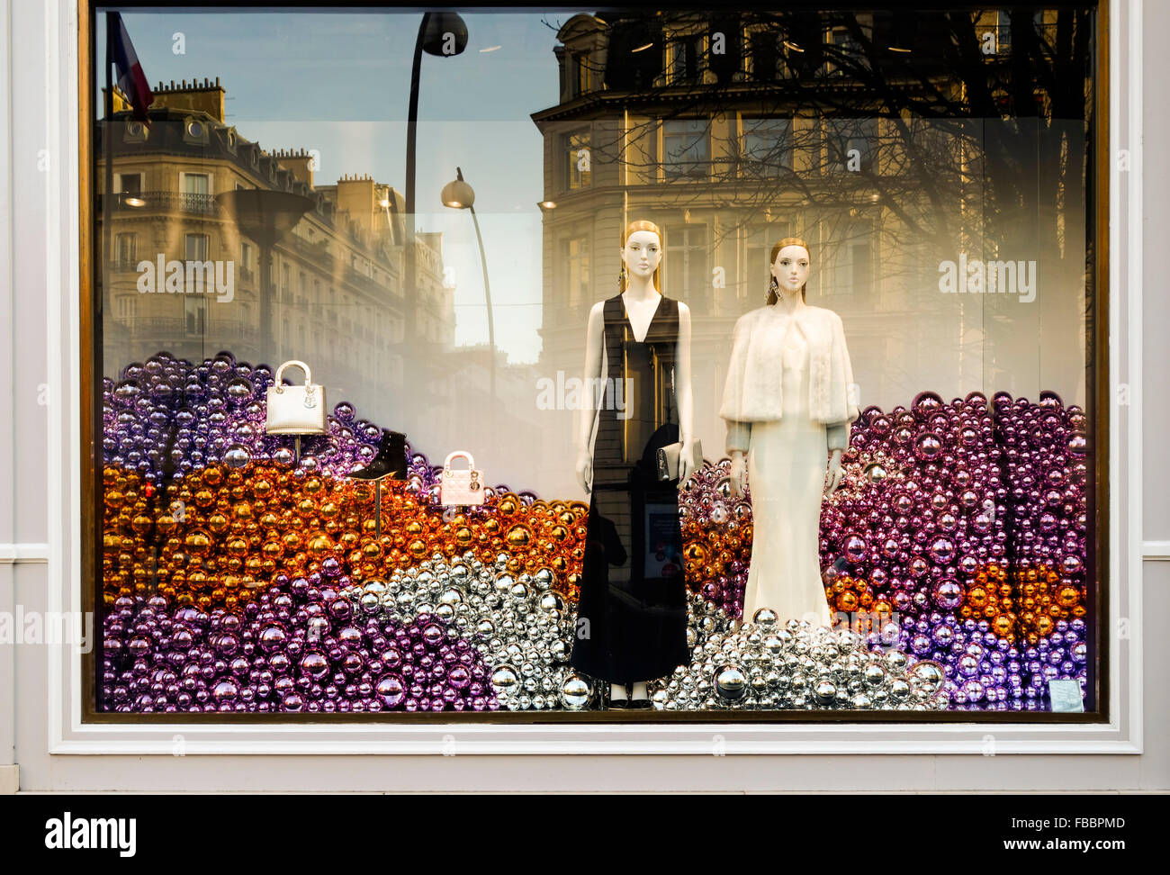 Schaufenster von Christian Dior mit Weihnachten, Dekoration, Avenue Montaigne, Paris, Frankreich. Stockfoto