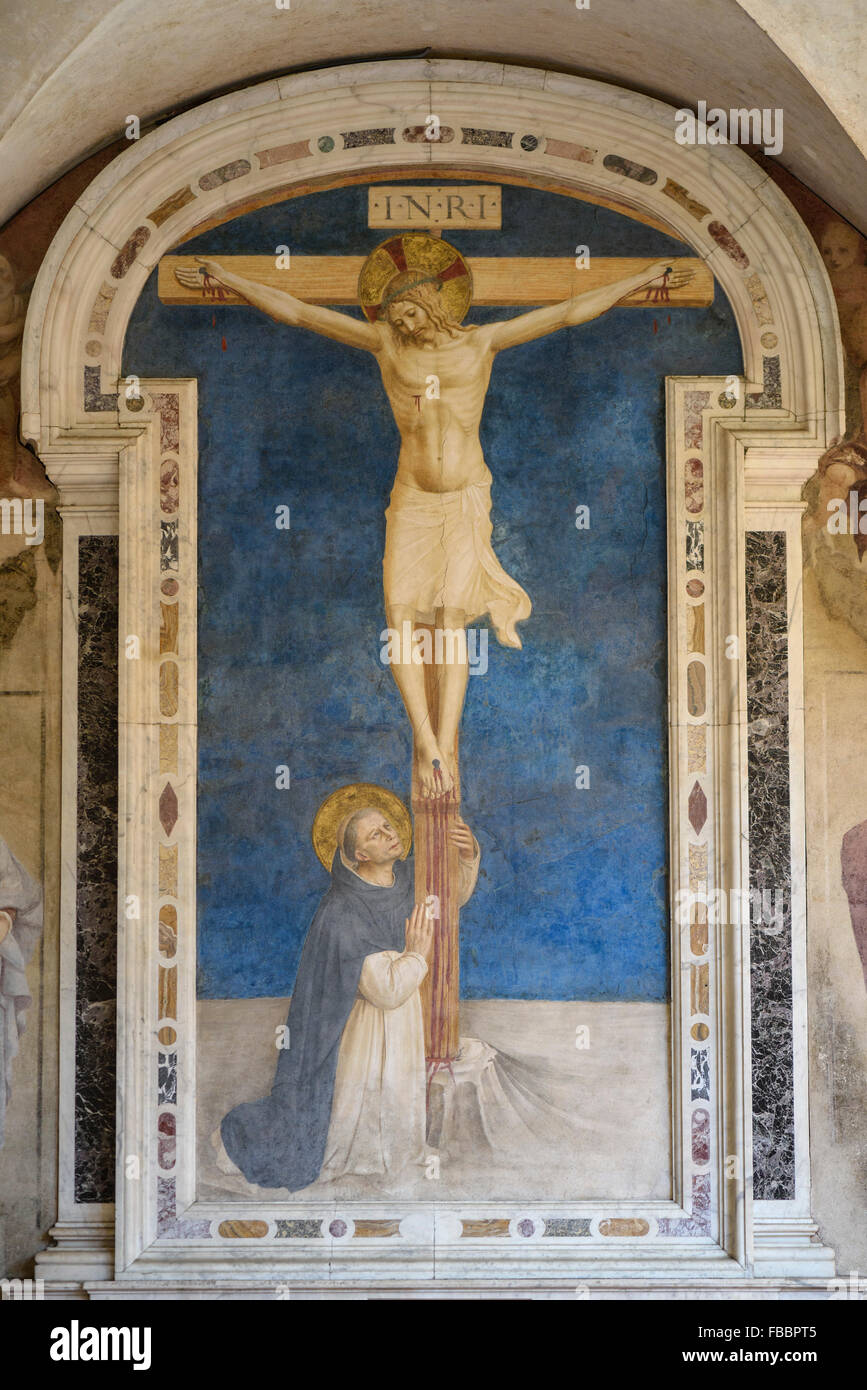 Florenz. Italien. Christus am Kreuz verehrt von St Dominic, (ca. 1442), Fresko von Fra Angelico, Museum von San Marco. Stockfoto