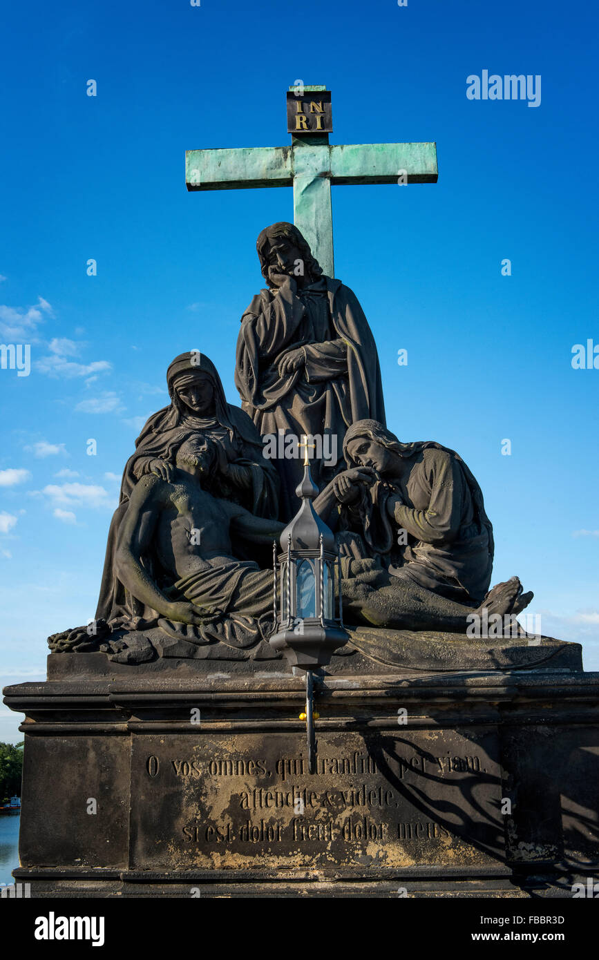 Statue von Pieta, Karlsbrücke, Prag, Tschechische Republik Stockfoto