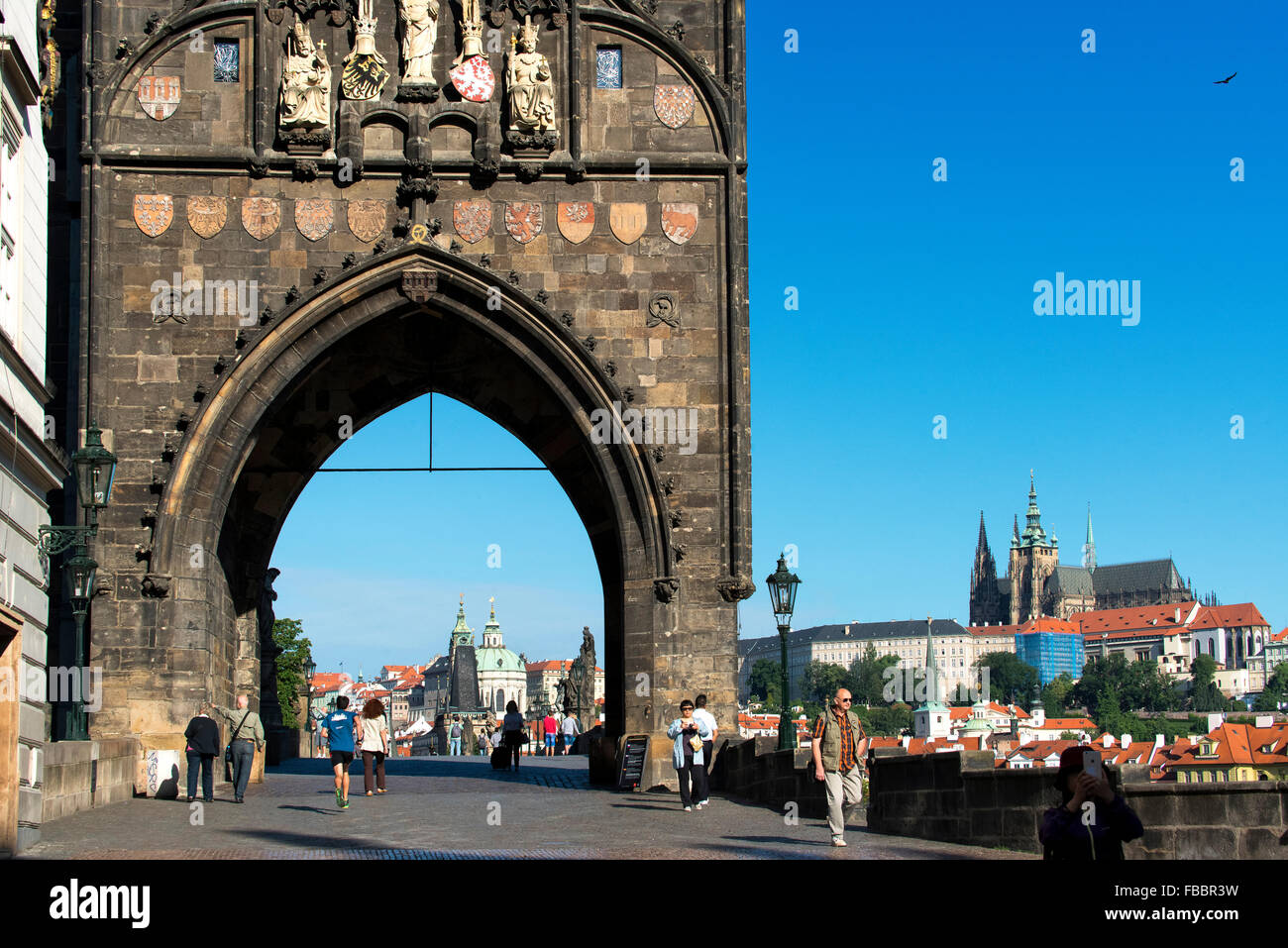 Die alte Stadtbrücke Turm nach Westen in Richtung Karlsbrücke und Little Quarter, Prag, Tschechische Republik Stockfoto