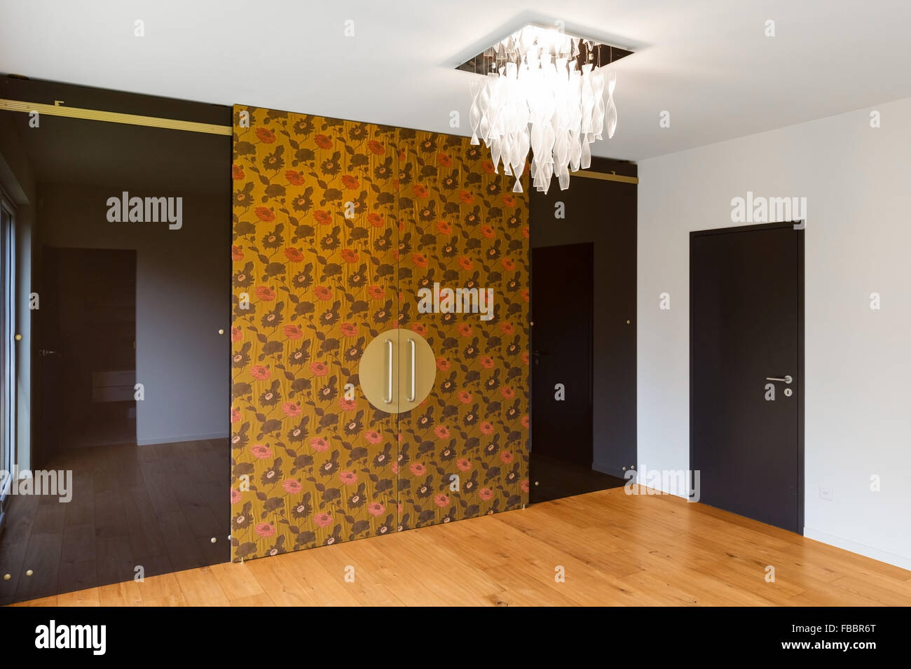 Zimmer mit Schrank, moderne zeitgemäße Inneneinrichtungen Stockfoto