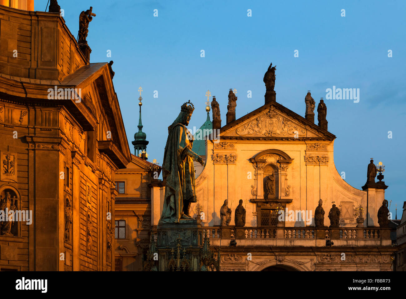 Kirche des Hl. Franziskus und Kirche des Heiligen Erlösers, Ritter des Kreuz Quadrat, Old Town, Prag, Tschechische Republik, Stockfoto