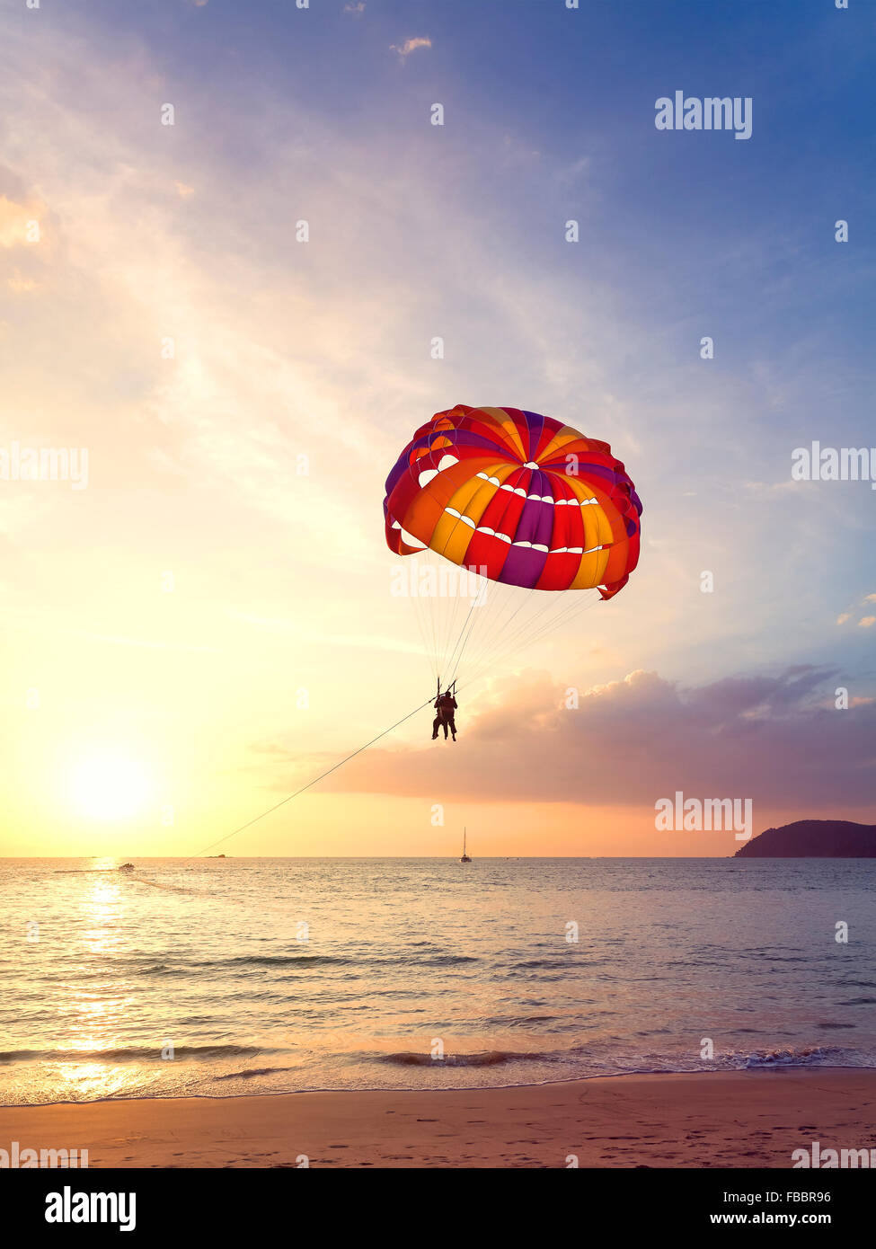 Gleitschirme bei Sonnenuntergang, Sommer-Abenteuer-Konzept, der Insel Langkawi in Malaysia. Stockfoto