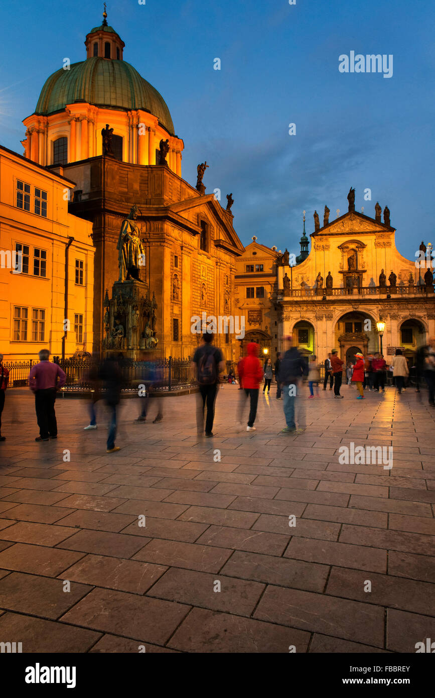 Kirche des Hl. Franziskus und Kirche des Heiligen Erlösers, Ritter des Kreuz Quadrat, Old Town, Prag, Tschechische Republik, Stockfoto