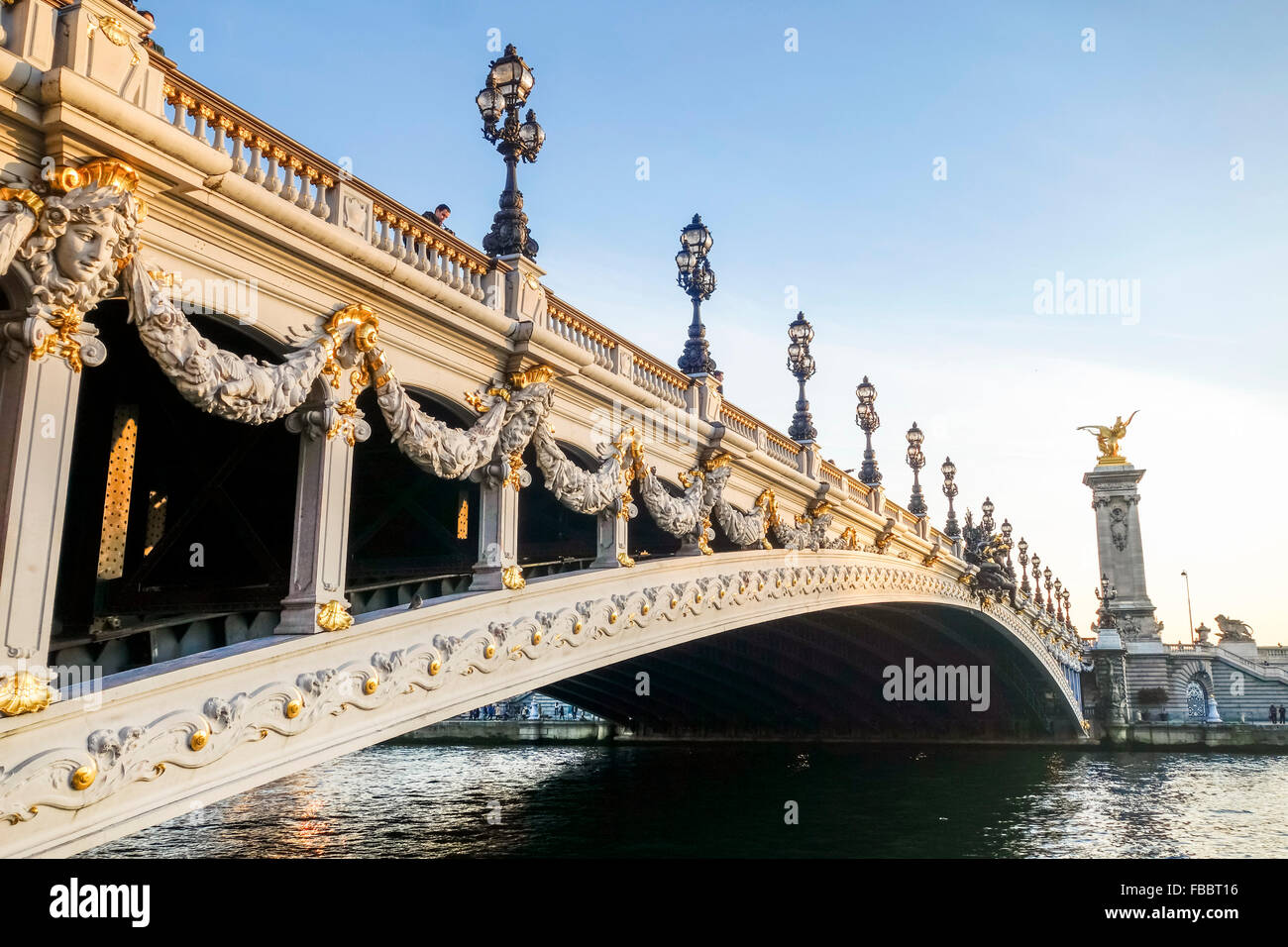 Der Pont Alexandre III, Bogenbrücke in Paris, Frankreich. Stockfoto