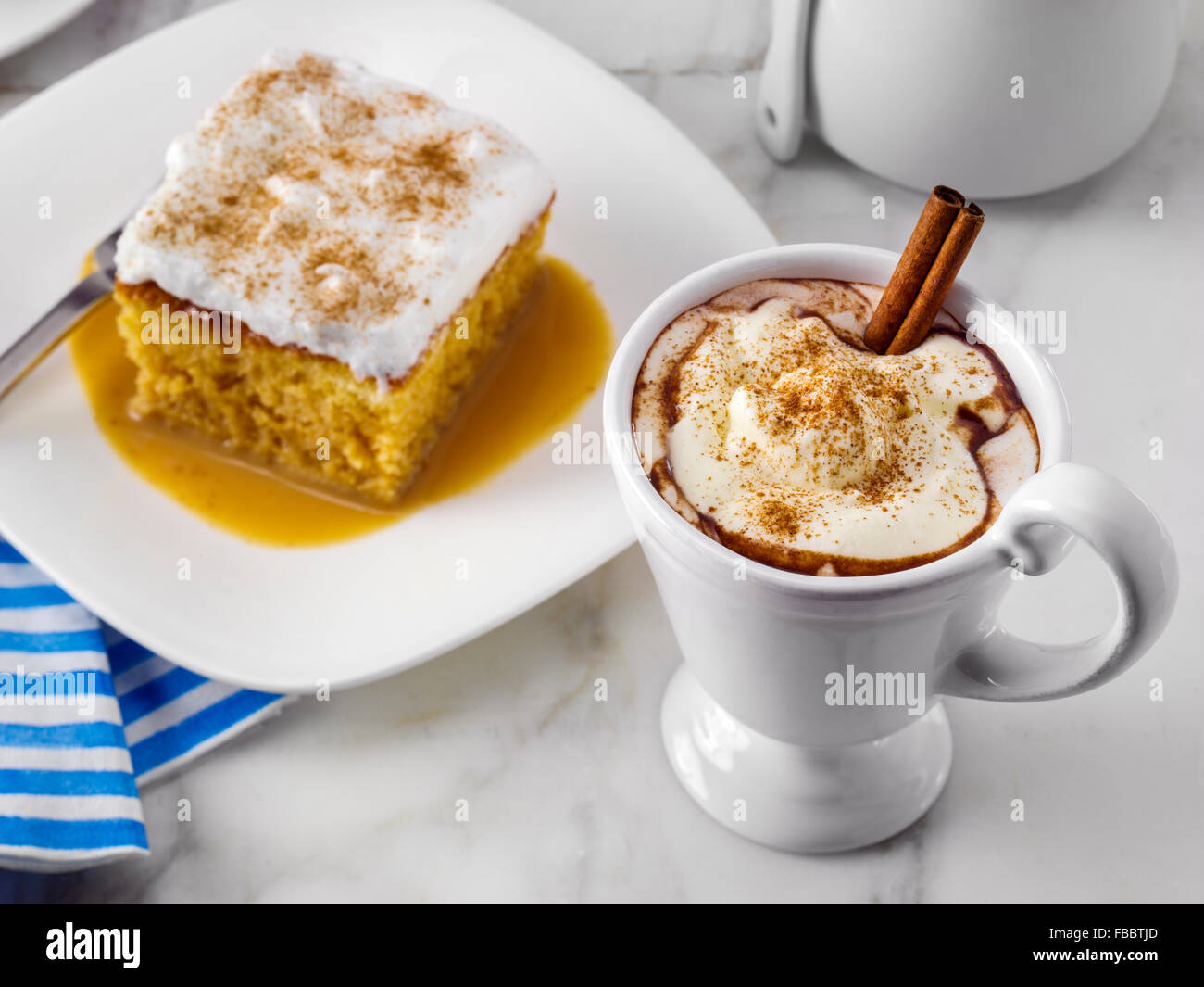 Heiße Schokolade und Dulce de Leche Tres Leches Stockfoto