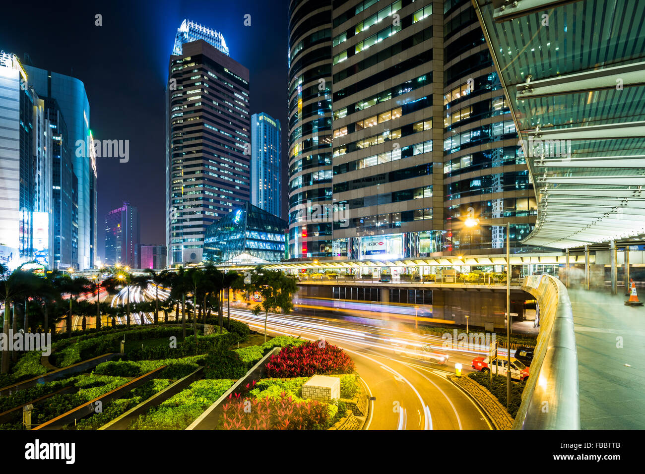 Blick auf einen Kreisverkehr und Wolkenkratzer in der Nacht im Central, Hong Kong, Hong Kong. Stockfoto