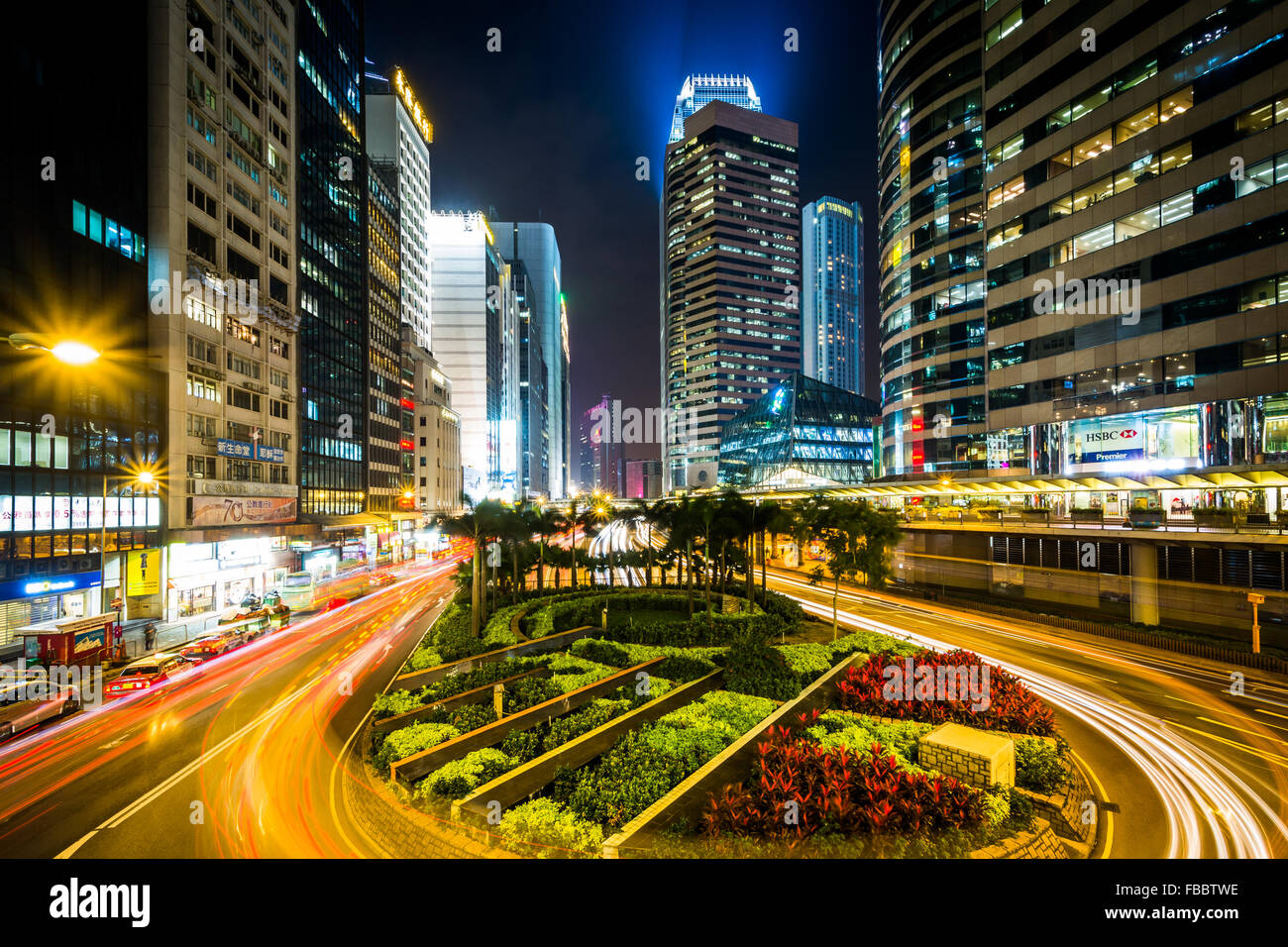 Blick auf einen Kreisverkehr und Wolkenkratzer in der Nacht im Central, Hong Kong, Hong Kong. Stockfoto
