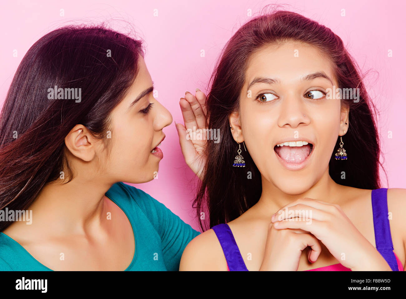 2 indische Junge Womans Freunde Flüstern sprechen Stockfoto