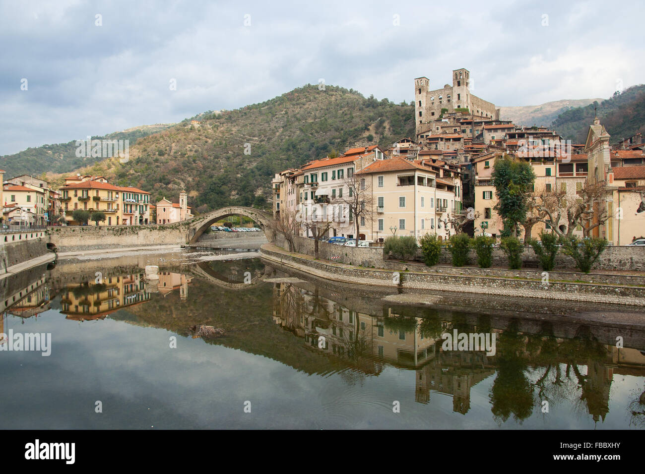 Ansicht von Dolceacqua mittelalterlichen Dorf. Die berühmten römischen Buckel Brücke und Schloss Doria im Nervia Fluss Stockfoto