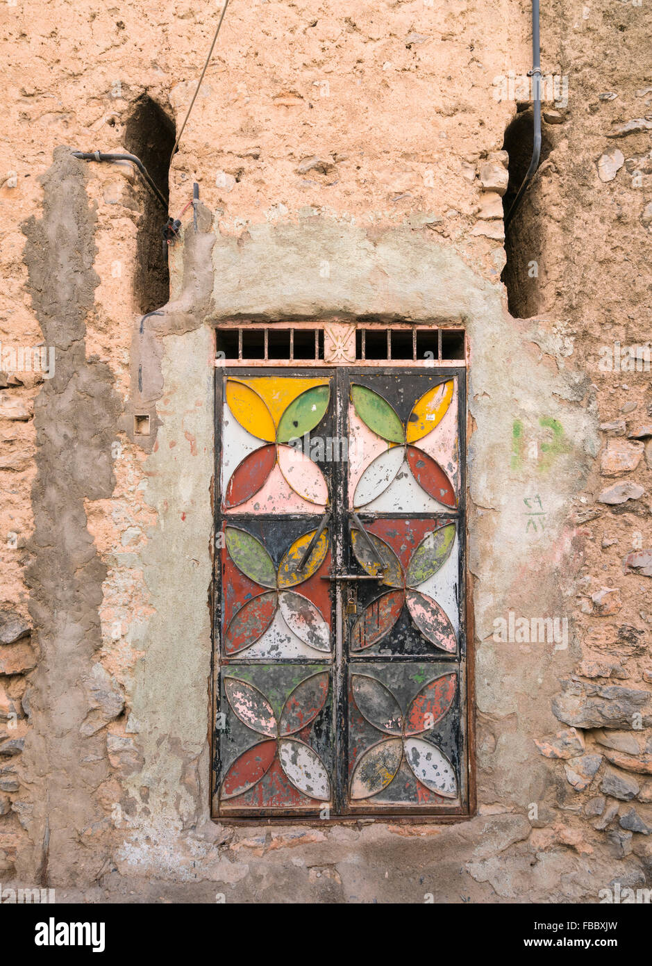 Reich verzierte Haustür in traditionellen alten Dorf am Misfat al Abryeen im Oman Stockfoto