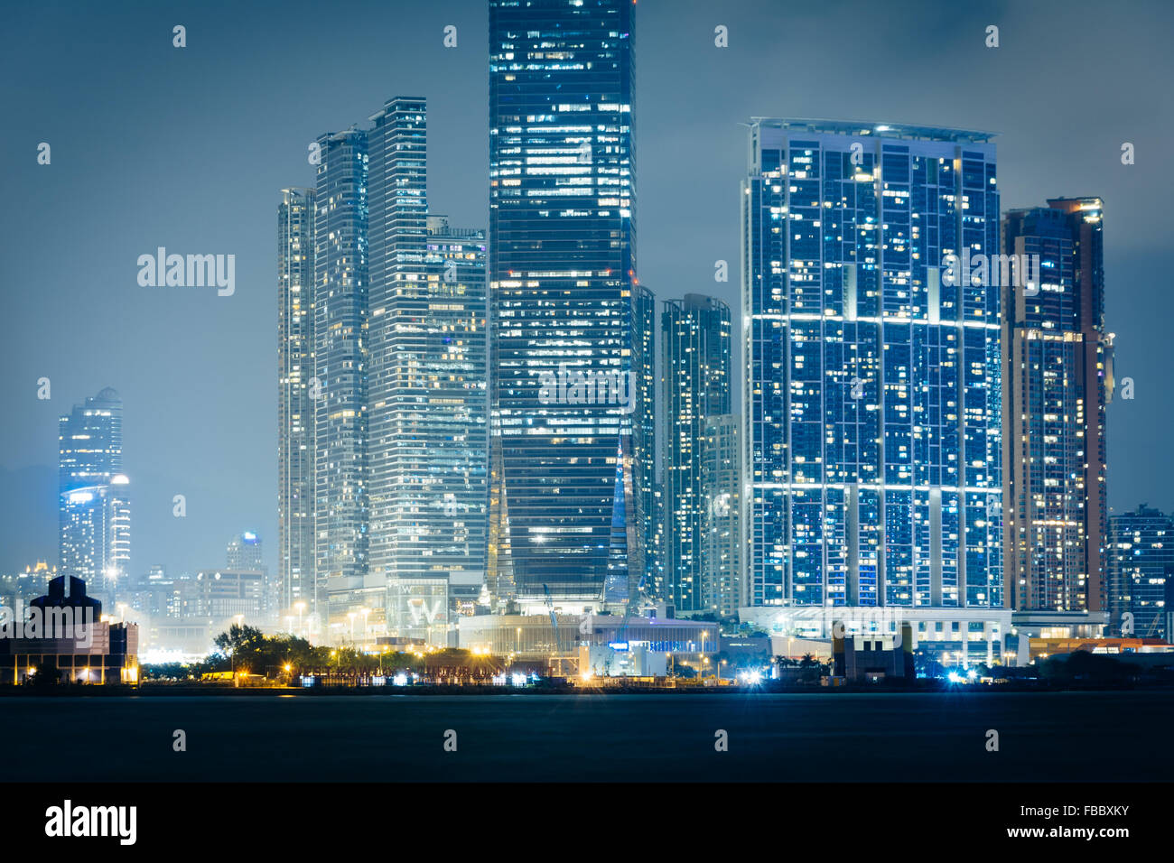 Die Kowloon-Skyline bei Nacht, von Sheung Wan, Hong Kong, Hong Kong gesehen. Stockfoto