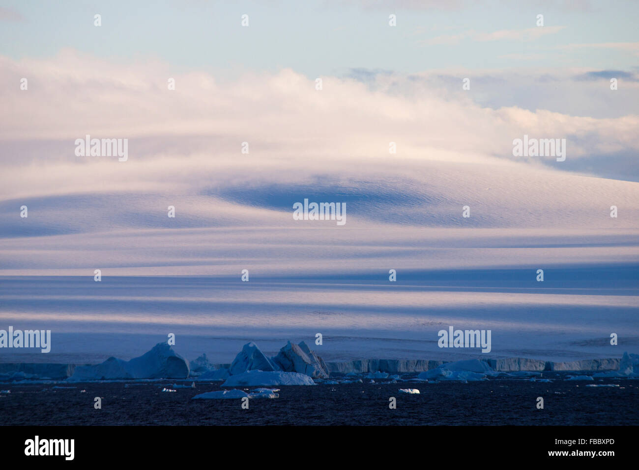 Antarktische Halbinsel und Eisberge Stockfoto