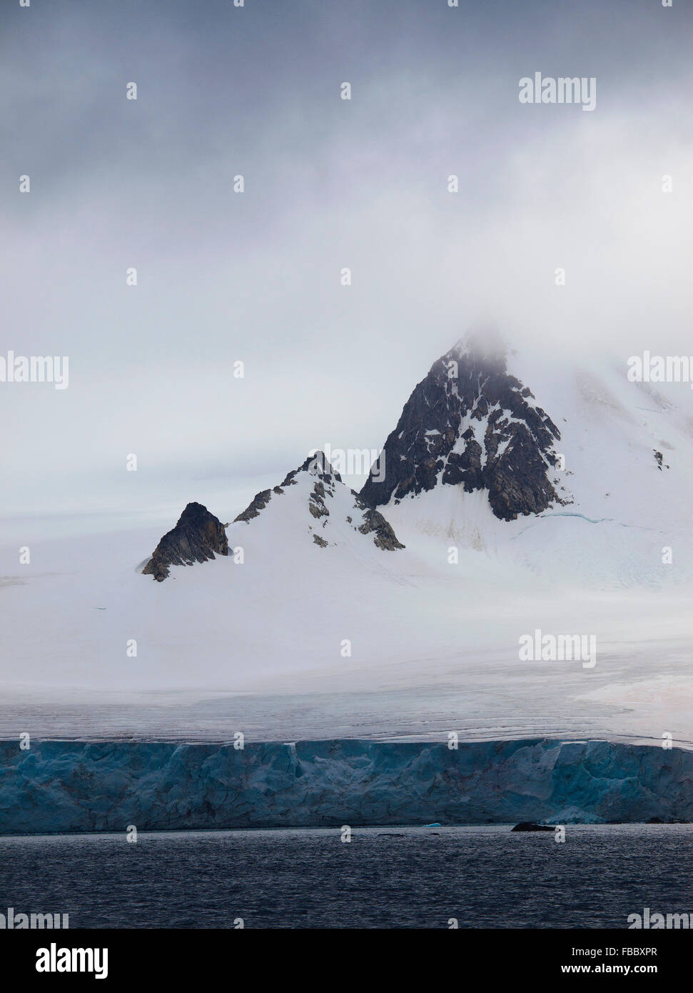 Gletscher Bergen Wolken, Süd-Orkney-Inseln Stockfoto