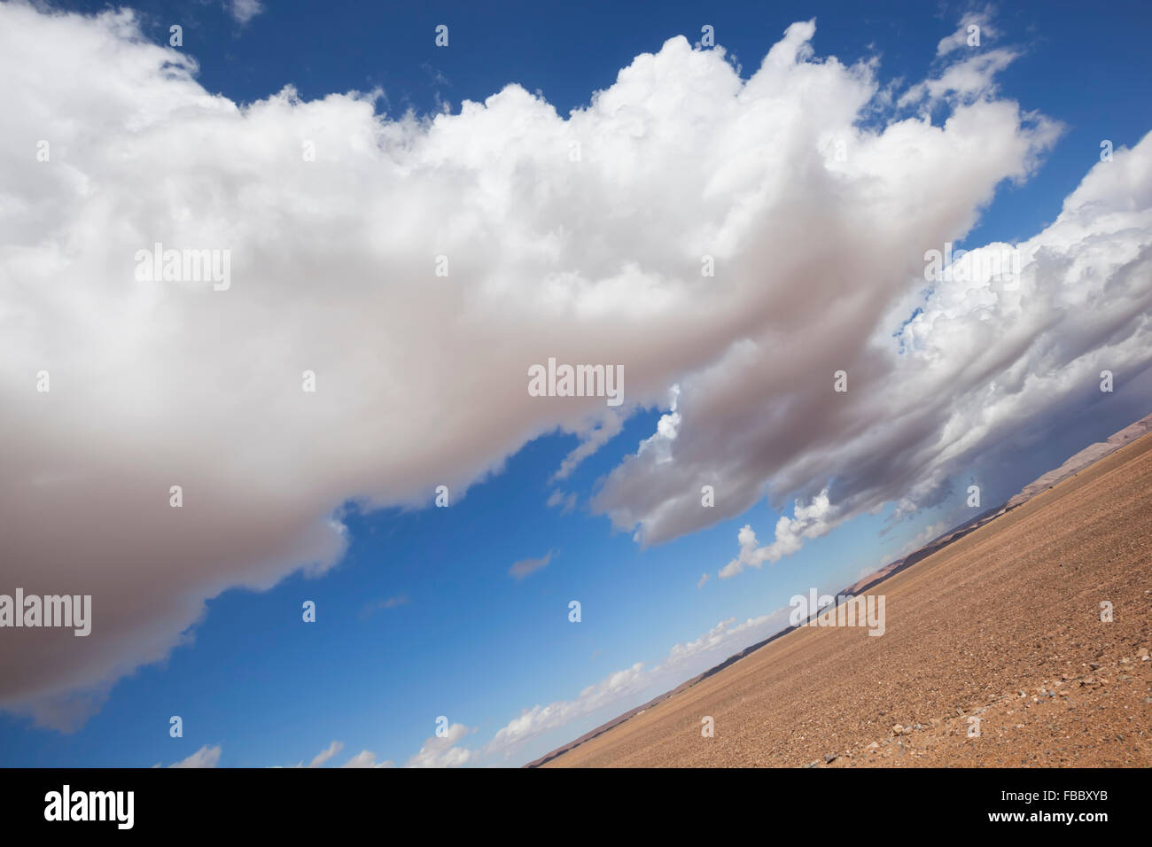 Wüstenlandschaft mit blauen Wolkenhimmel in der Sahara Wüste von Marokko. Stockfoto