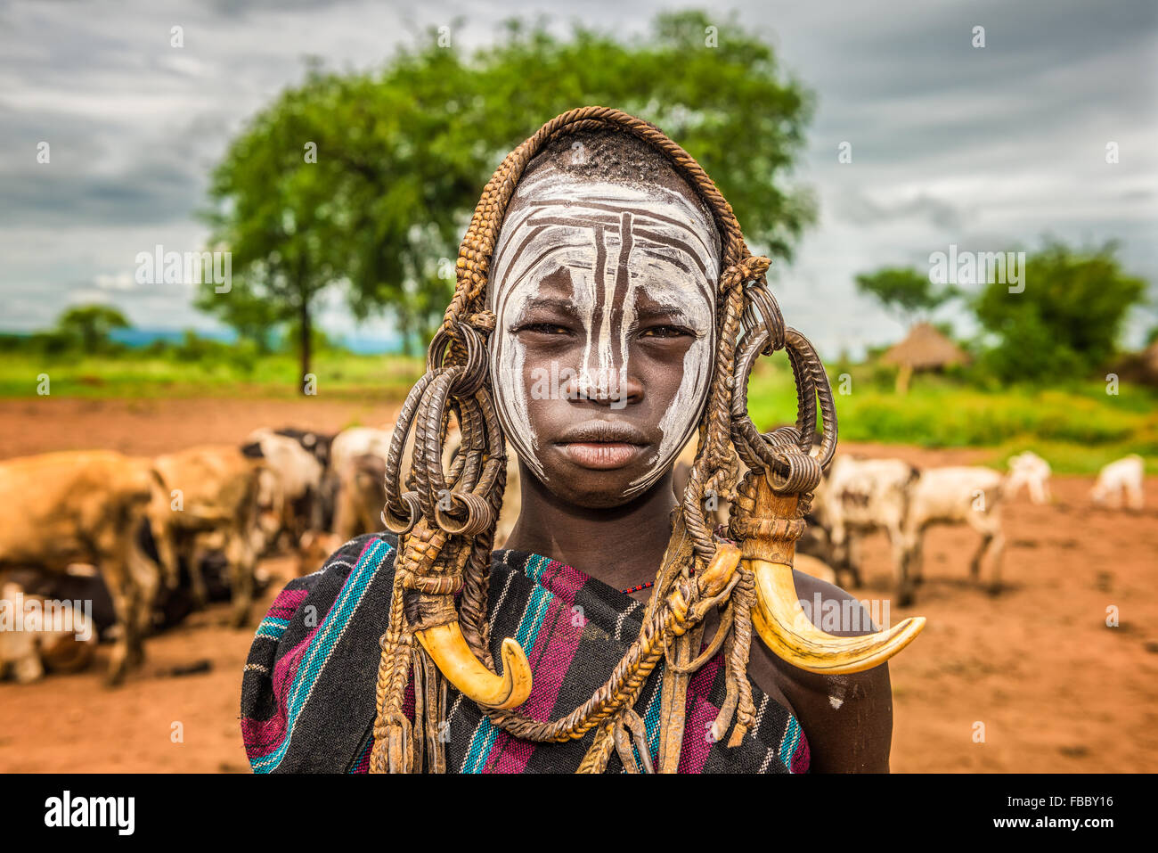OMO-Tal, Äthiopien - 7. Mai 2015: Kleiner Junge aus dem afrikanischen Stamm Mursi mit traditionellen Hörnern im Mago Nationalpark, Ethiop Stockfoto