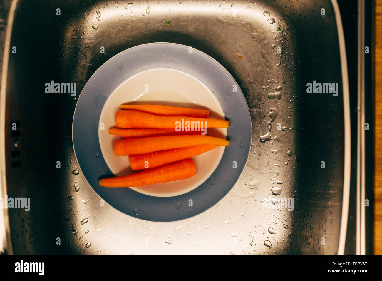 Geschält, gewaschene Karotten in einer Platte Stockfoto