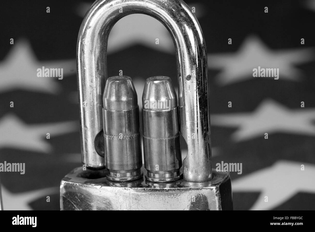 Munition und Vorhängeschloss auf USA Flagge - Gun Rights und Waffenkontrolle Konzept Stockfoto