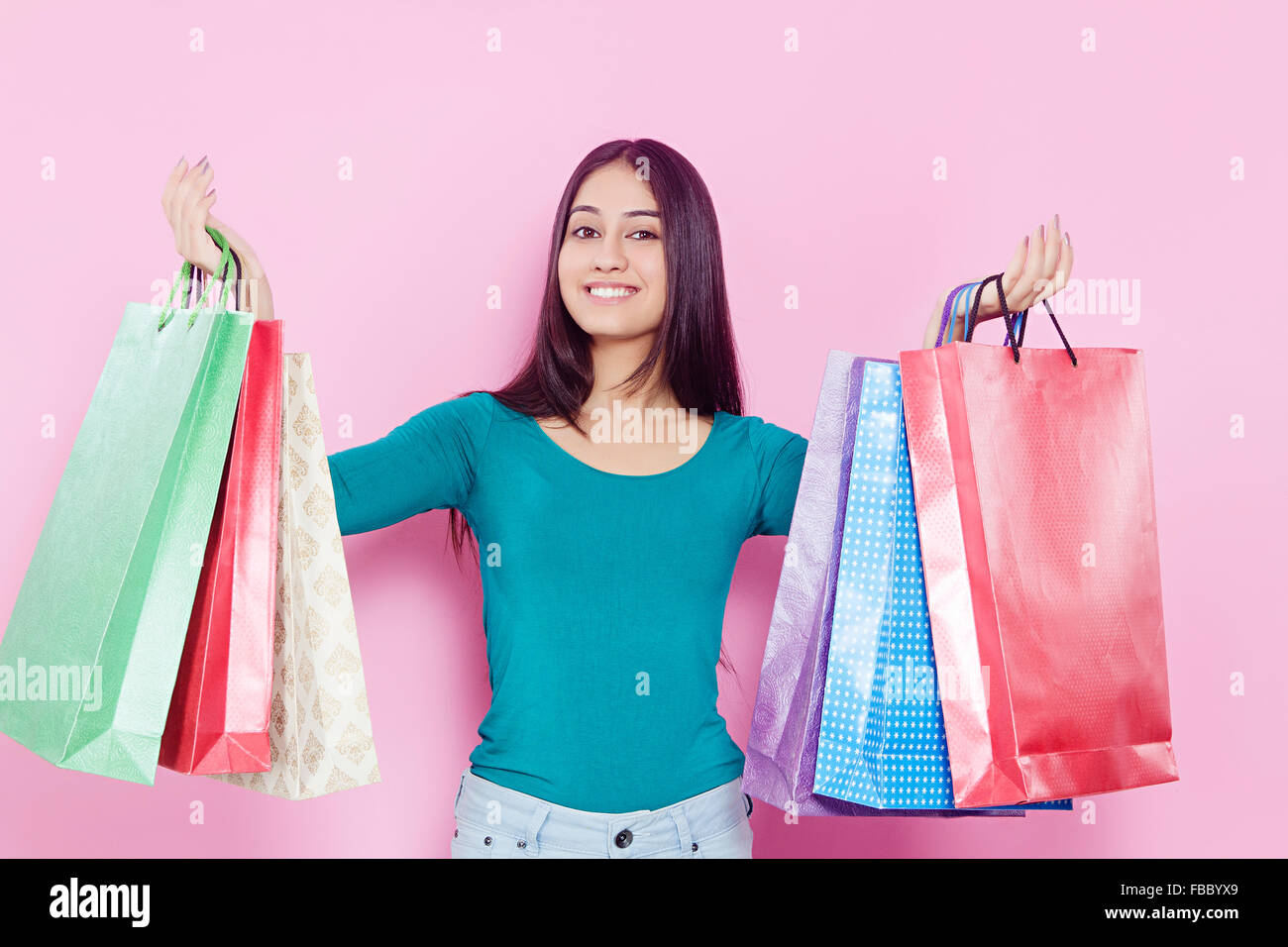 1 indische junge Frau Shopping Stockfoto