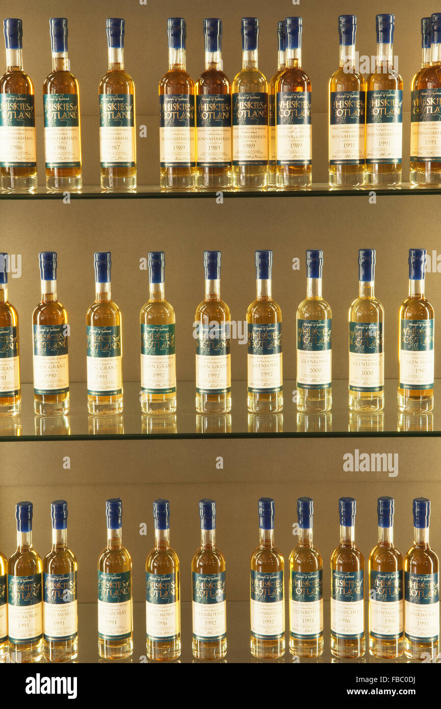 Flaschen Whisky in einem Whisky-Shop in Huntly, Aberdeenshire, Schottland. Stockfoto