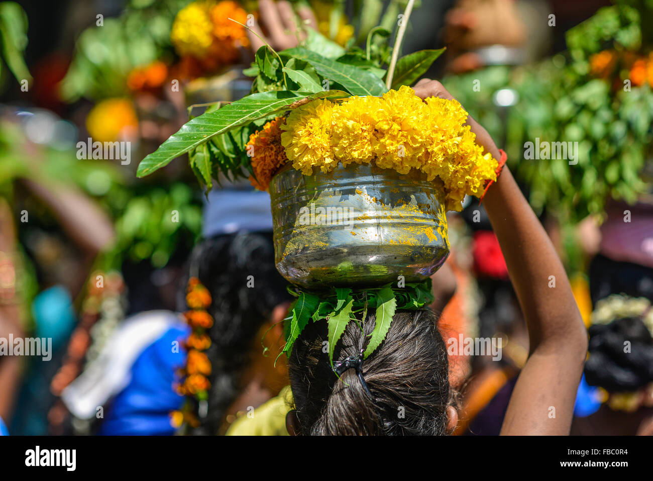 Indien Mumbai Bombay hinduistische Thaipusam-Festival zu Ehren von Lord Shiva Frauen mit Ornamenten und heiligen Gegenständen Stockfoto