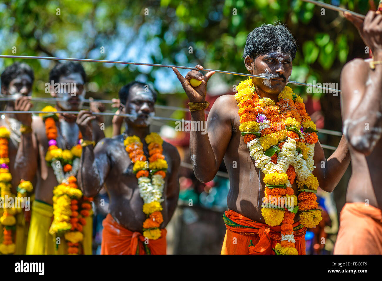 Indien Mumbai Bombay Macchimar Nagar Fishing Village hinduistische Thaipusam-Festival zu Ehren des Gottes Shiva. Anhänger zu durchbohren ihre Körper mit Haken Stockfoto