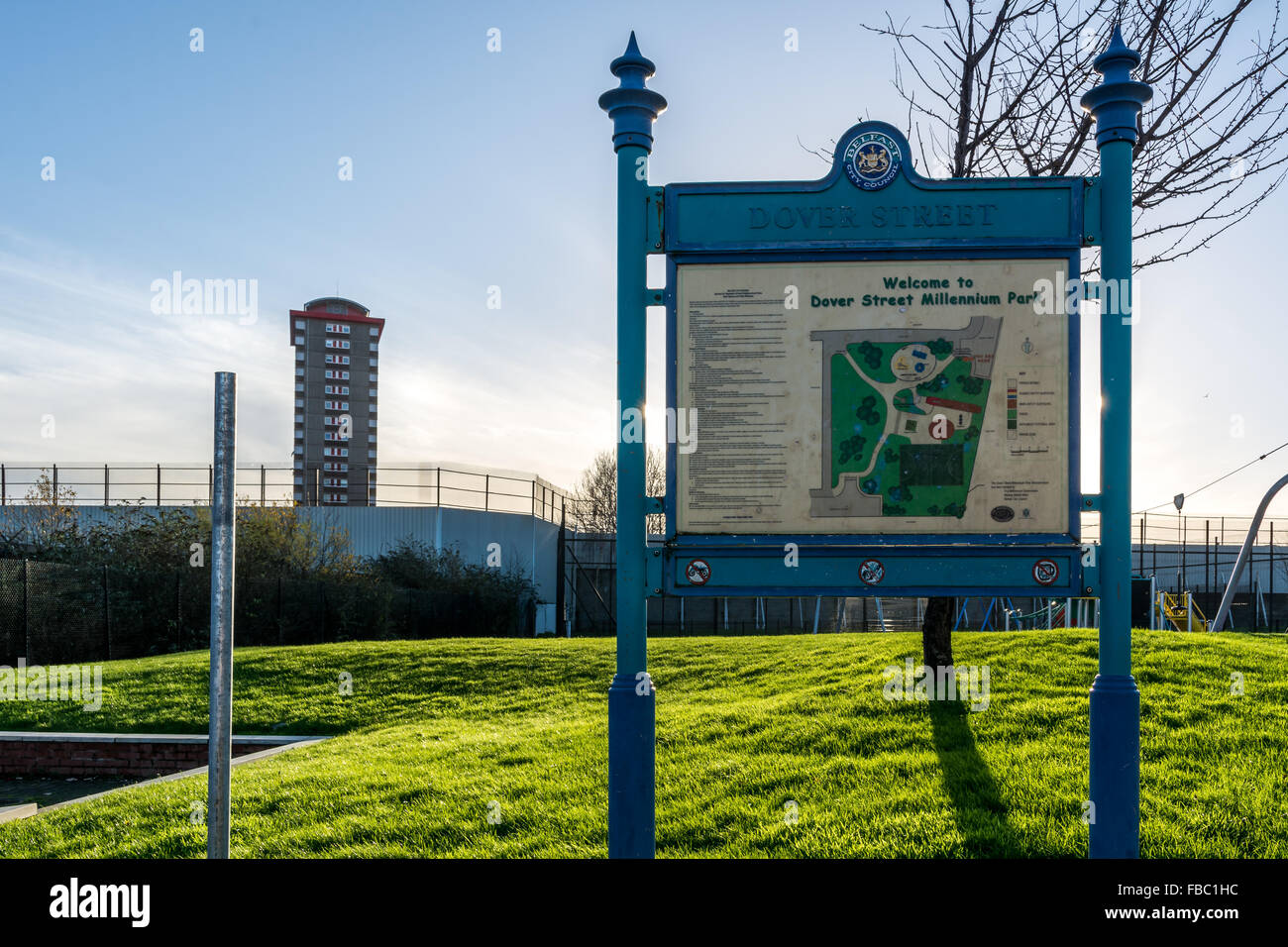 Dover Street spielen Park in Shankill Road Belfast mit Divis Turm im Hintergrund. Stockfoto