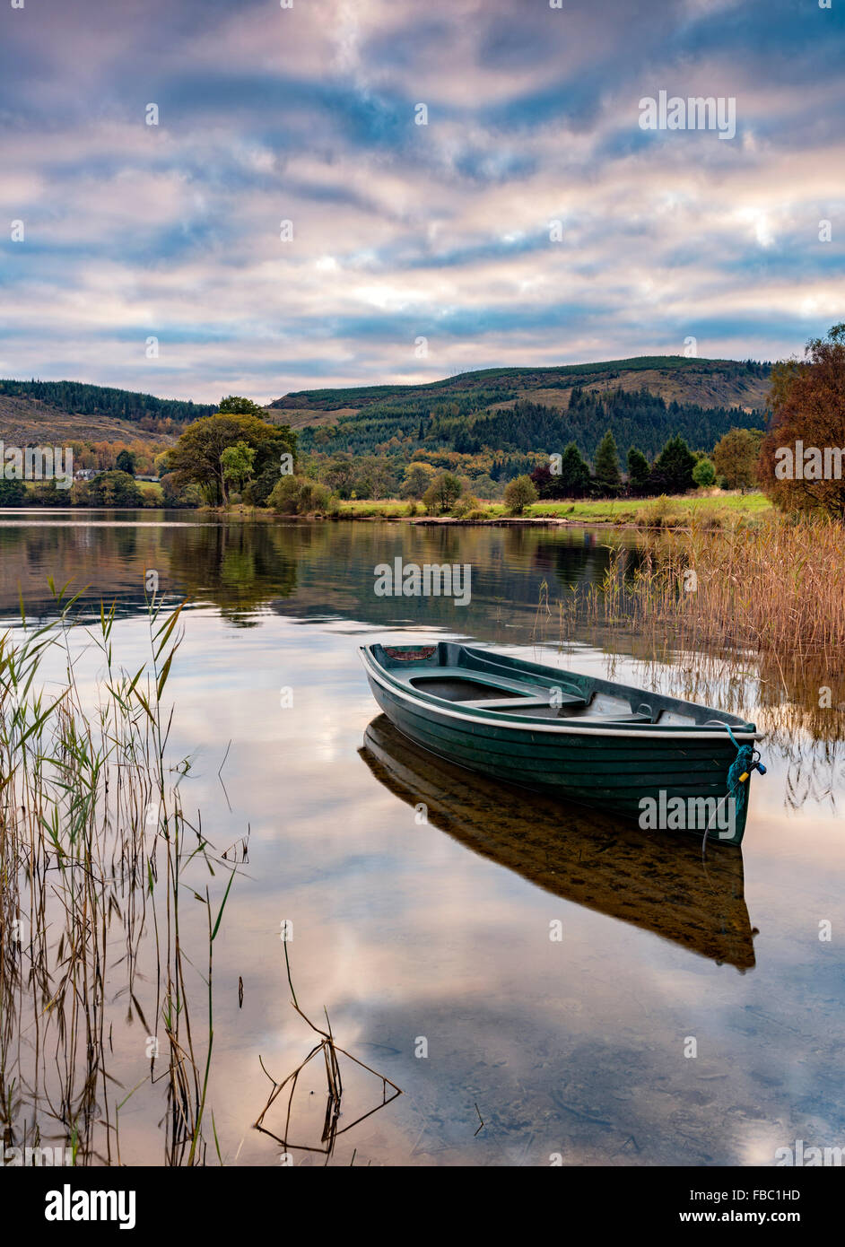 Abendlicht auf ein Ruderboot am Ufer des Loch Ard in die Trossachs Stockfoto