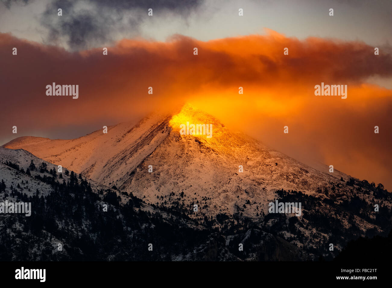 Landschaft von Winter-Berg bei Sonnenauf- oder Sonnenuntergang mit goldene Lichtstrahlen der Sonne Peak in Griechenland Stockfoto