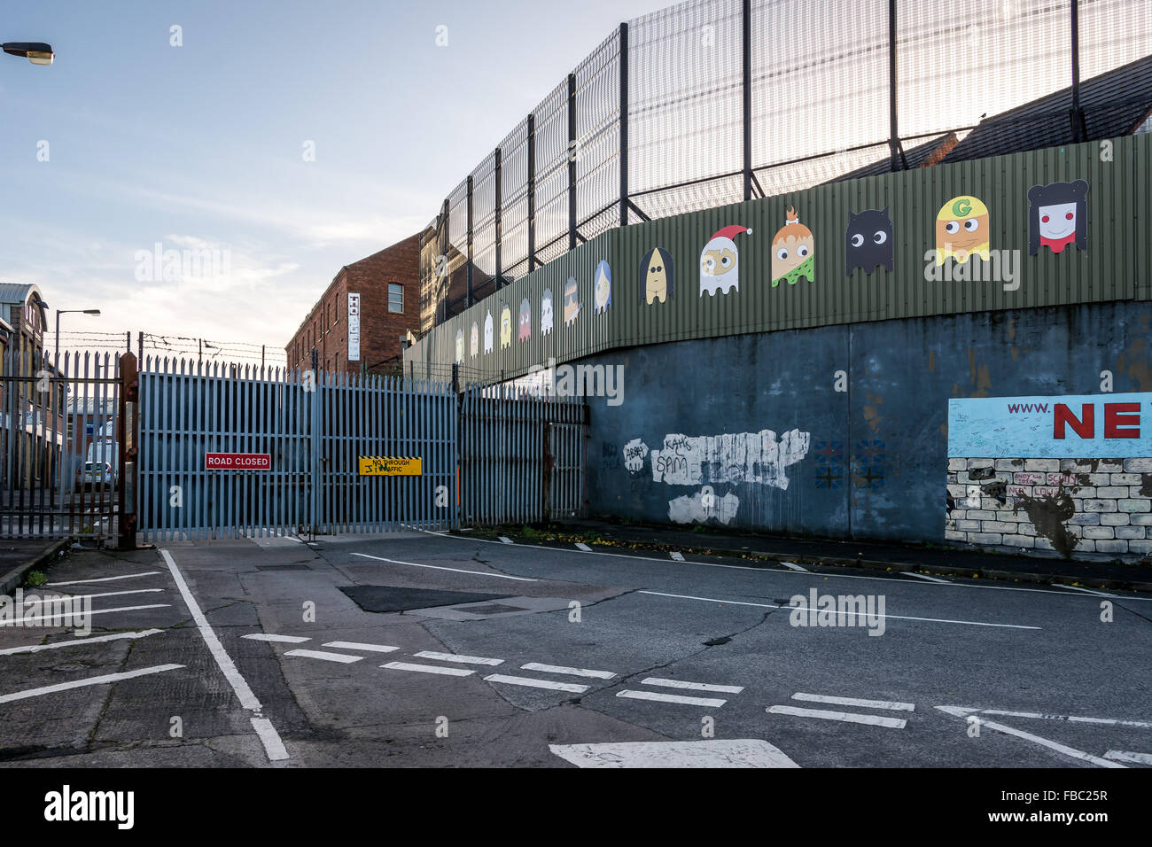 Sicherheits-Tor geschlossen in Belfast Friedensmauer. Stockfoto