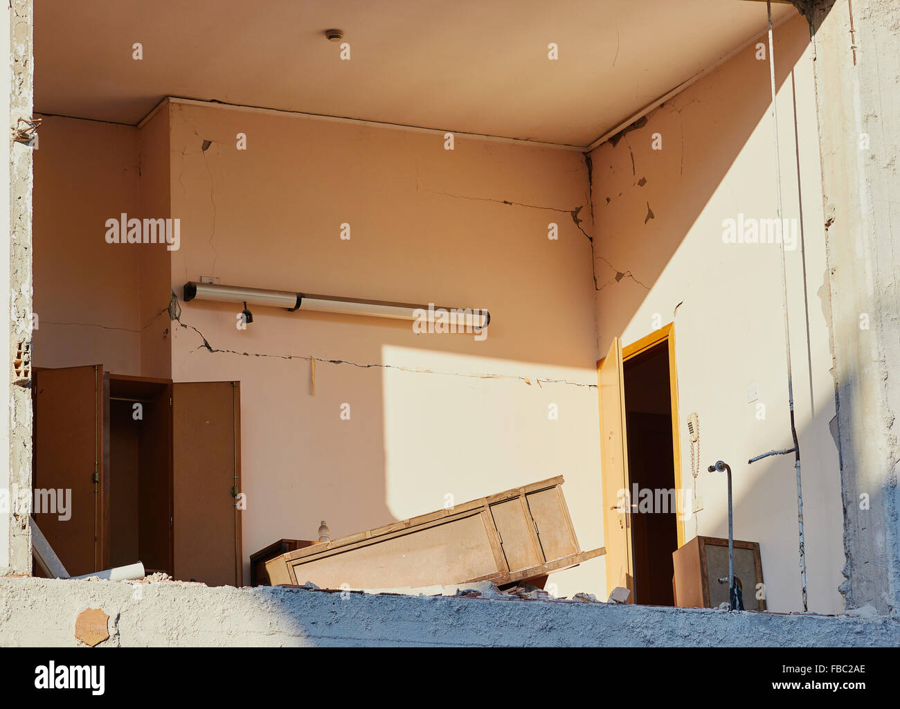 Innenansicht Haus 6 Jahre nach dem Erdbeben in L'Aquila, Abruzzen Italien Europa Stockfoto