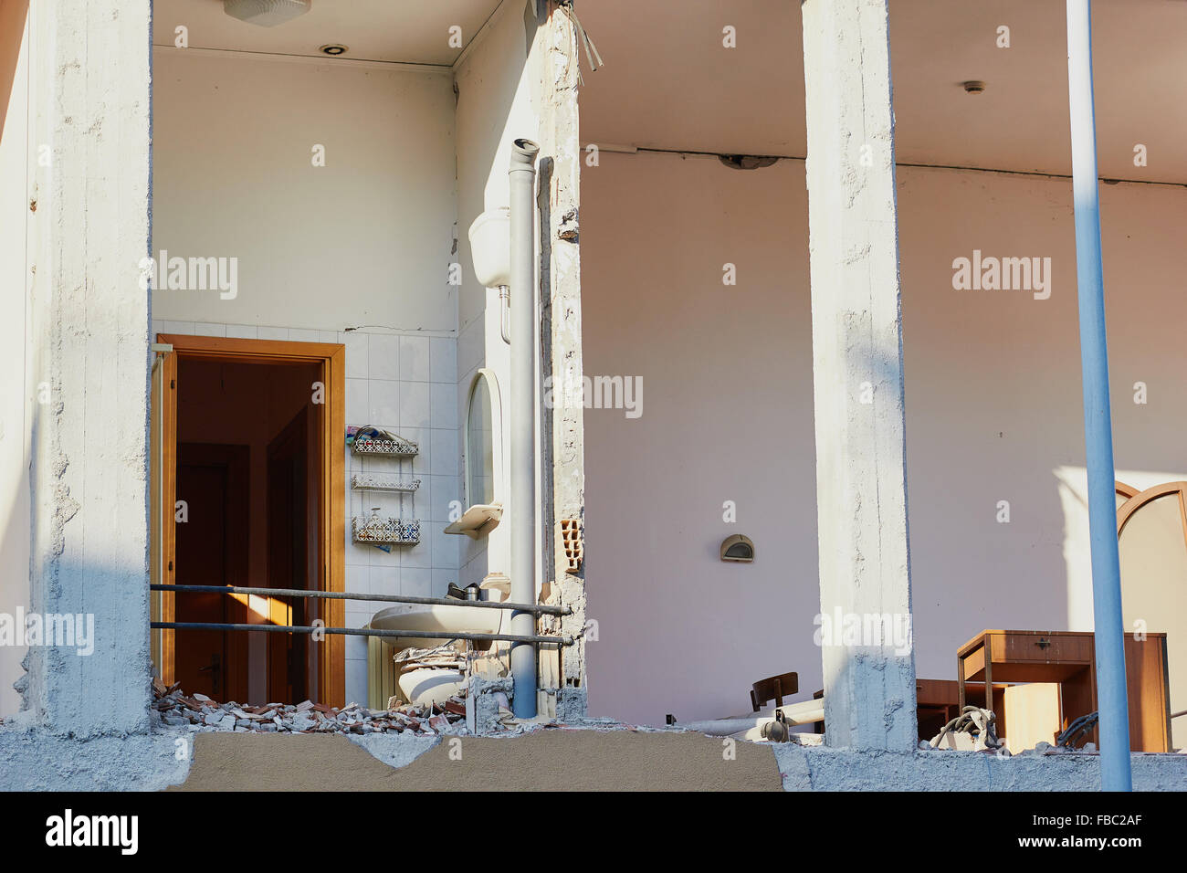 Innenansicht Haus 6 Jahre nach dem Erdbeben in L'Aquila, Abruzzen Italien Europa Stockfoto