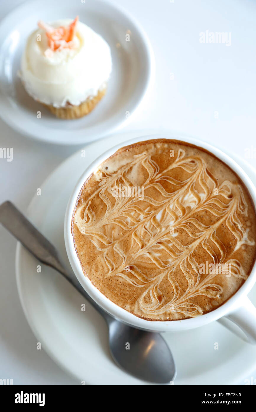 Kaffee (die "Birdie") und Karotte Cupcake, Dulce Bäckerei & Kaffee, Santa Fe, New Mexico USA Stockfoto