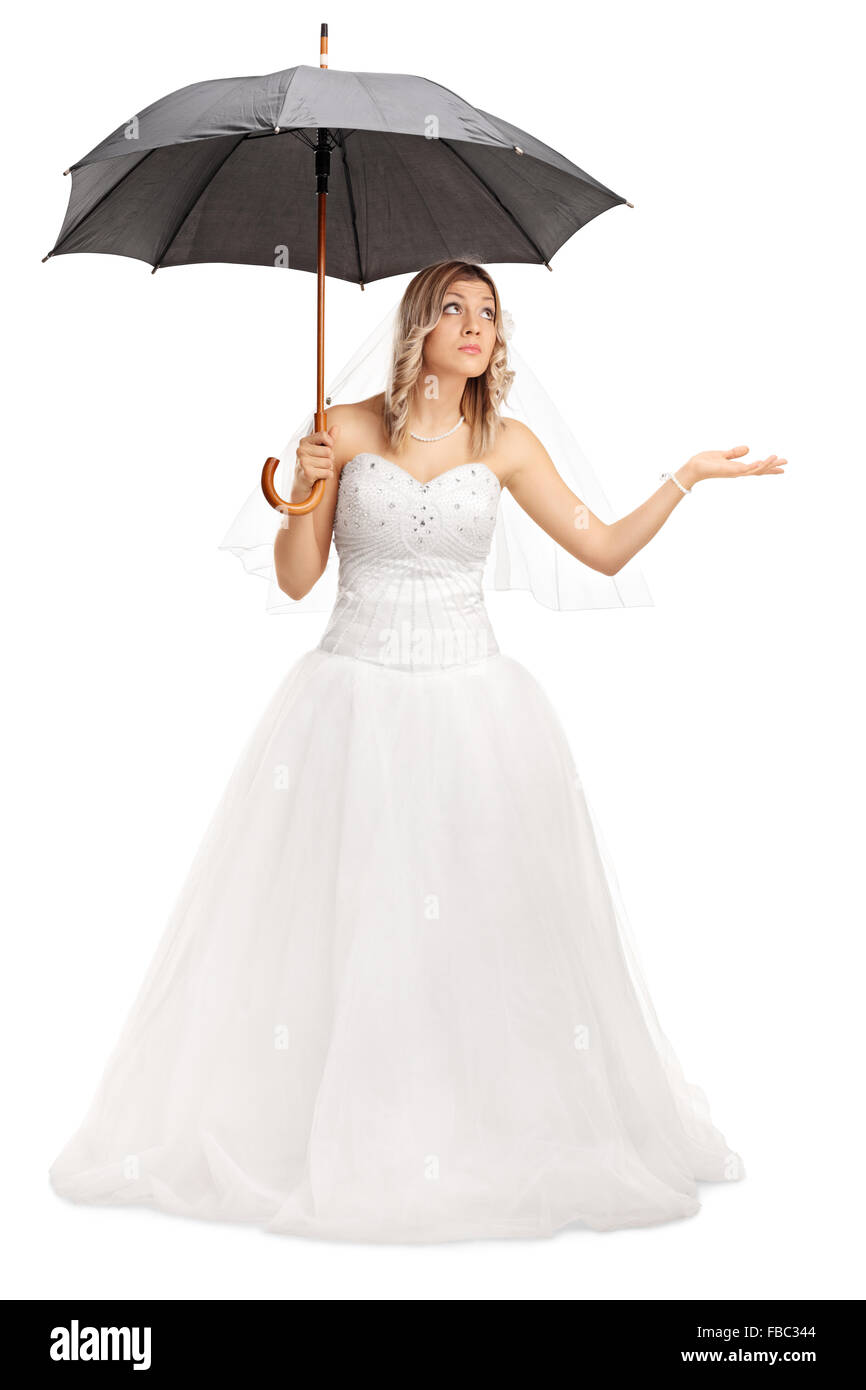 In voller Länge Portrait einer jungen Braut in einem weißen Brautkleid mit einem Regenschirm isoliert auf weißem Hintergrund Stockfoto