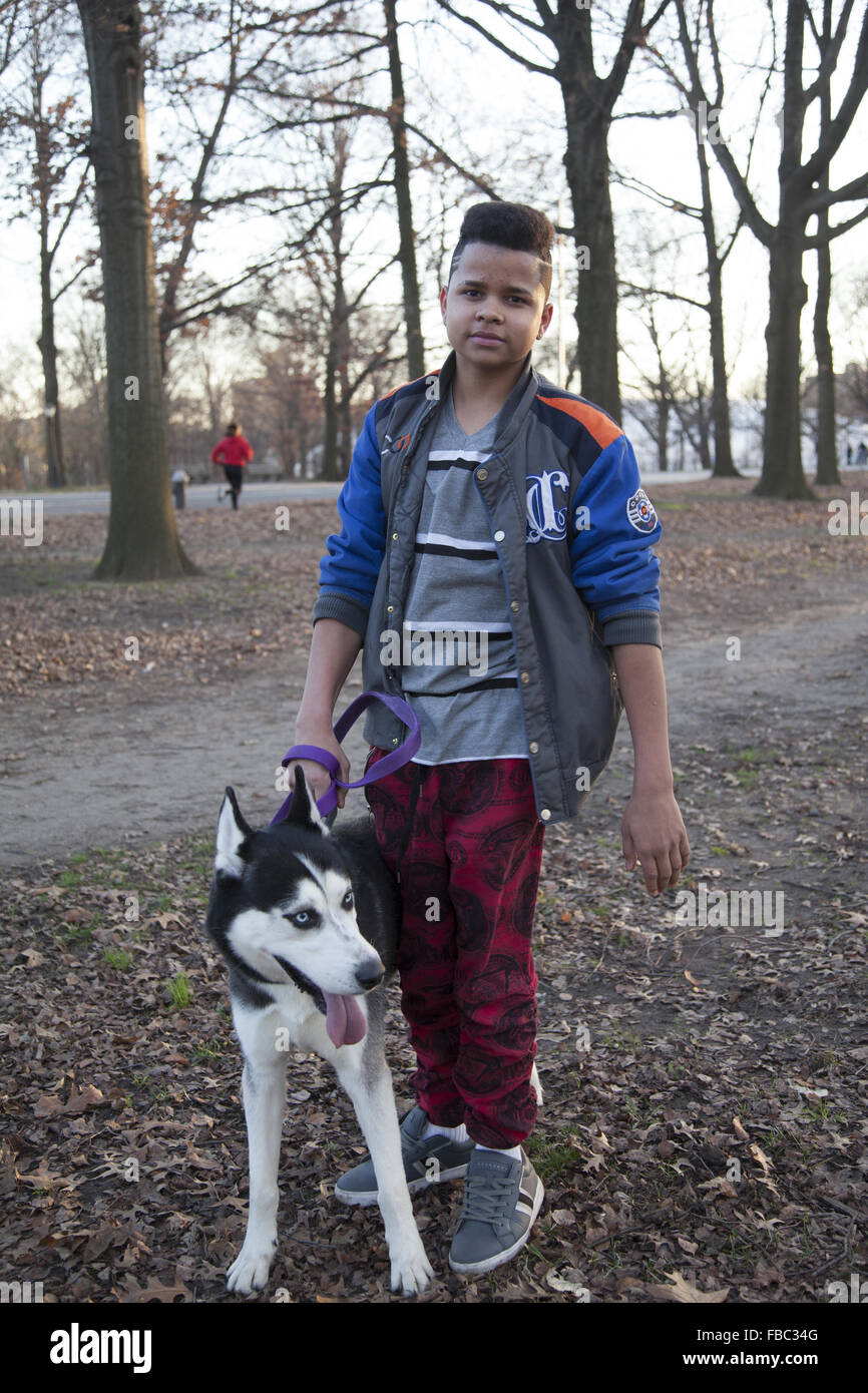 Junge Teenager und sein Hund, Prospect Park, Brooklyn, NY. Stockfoto