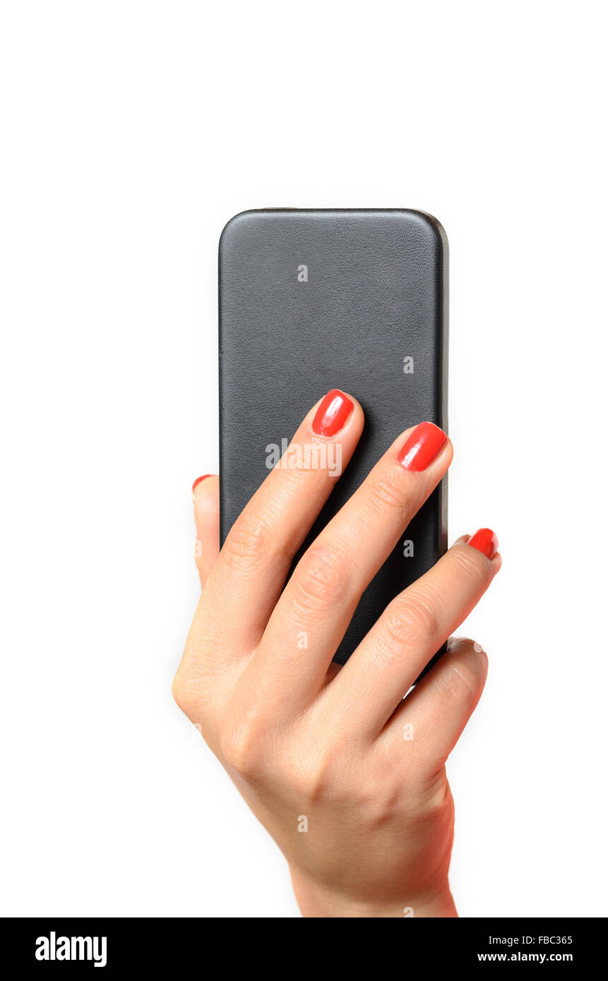 Junge Frau mit rot lackierten Fingernägel halten eines Handys in der Luft mit dem Rücken zur Kamera, Nahaufnahme isoliert o Stockfoto