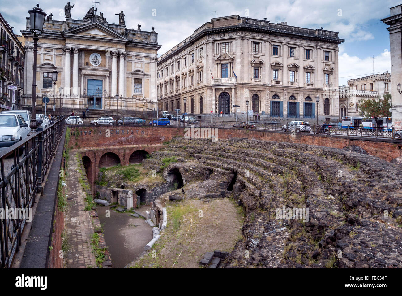 Reste des römischen Amphitheaters in Catania, Sizilien entdeckt. Stockfoto