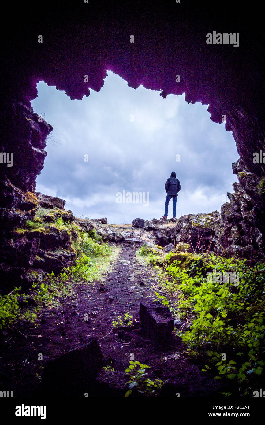 Blick von in einer Höhle mit Blick in die Landschaft Siziliens. Stockfoto