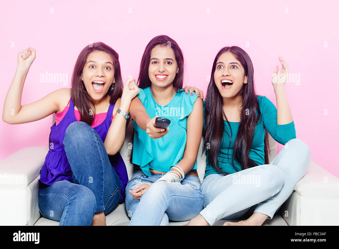 3 indische Junge Womans Freunden vor dem Fernseher Stockfoto