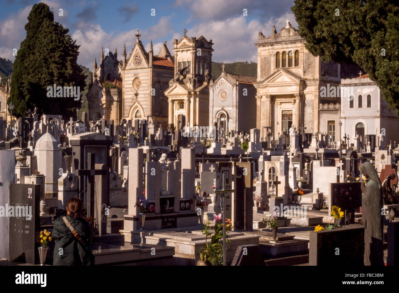 Friedhof in der Landschaft von Sizilien, im Schatten des Ätna. Stockfoto