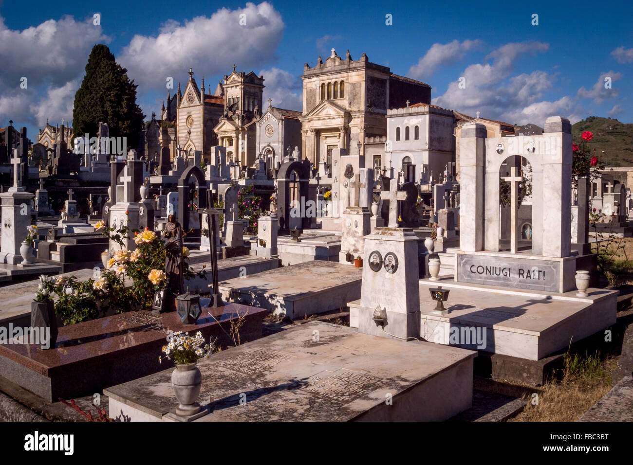 Friedhof in der Landschaft von Sizilien, im Schatten des Ätna. Stockfoto