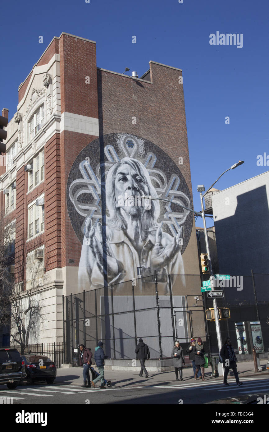 Die nuyorikanische Schriftstellerin Nicholasa Mohr, dargestellt auf einem Wandbild als Teil eines neuen Wandgemälde-Projekts im spanischen Harlem, Manhattan, NYC. (In Verbindung mit dem Nuyorican Cafe in NYC) Stockfoto