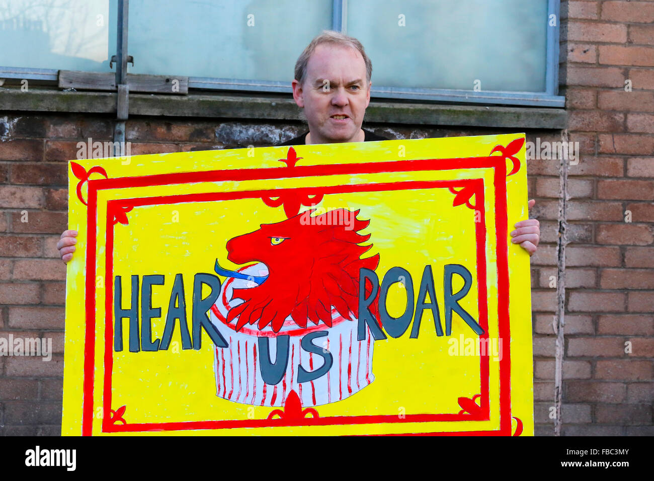 UDDINGSTON, UK. 14. Januar 2016. Die nationalistische Gruppe "Schottische Widerstand" eine Demonstration vor der Tunnocks Uddingston Fabrik in der Nähe von Glasgow nach zeigen ihren Unmut bei den berühmten Teekuchen hergestellt, jetzt als "British" und die Beseitigung von Lion Rampant aus dem Wrapper gebrandmarkt. "Schottische Widerstand" behaupten dies ist pro-Gewerkschafter und anti-schottischen verschieben, indem der Keks Unternehmen. Eine Anzahl von Menschen als Zähler Demonstration zur Unterstützung der Tunnocks aufgedreht und aßen Kuchen und Zwischenrufe. Bildnachweis: Findlay/Alamy Live-Nachrichten Stockfoto