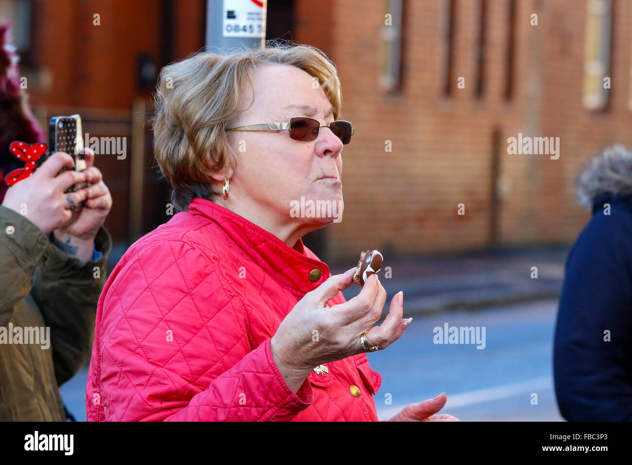 UDDINGSTON, UK. 14. Januar 2016. Die nationalistische Gruppe "Schottische Widerstand" eine Demonstration vor der Tunnocks Uddingston Fabrik in der Nähe von Glasgow nach zeigen ihren Unmut bei den berühmten Teekuchen hergestellt, jetzt als "British" und die Beseitigung von Lion Rampant aus dem Wrapper gebrandmarkt. "Schottische Widerstand" behaupten dies ist pro-Gewerkschafter und anti-schottischen verschieben, indem der Keks Unternehmen. Eine Anzahl von Menschen als Zähler Demonstration zur Unterstützung der Tunnocks aufgedreht und aßen Kuchen und Zwischenrufe. Bildnachweis: Findlay/Alamy Live-Nachrichten Stockfoto