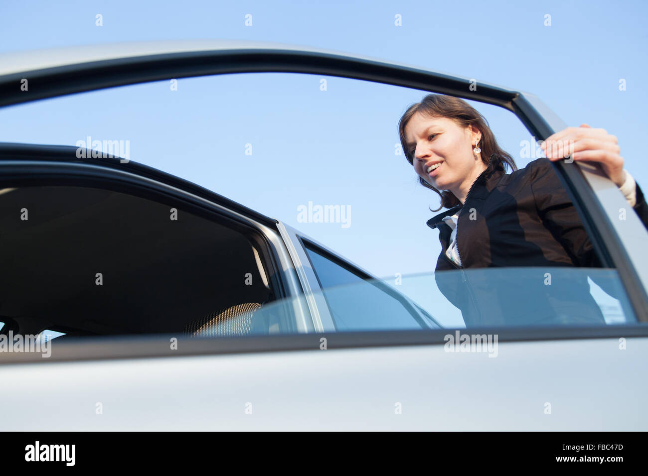 Reportageaufnahme Frau die Tür ihres Autos vor dem einsteigen, bereit für eine Fahrt Stockfoto